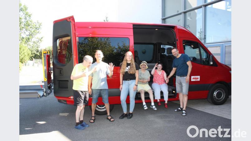 Ganz besonders freuen sich die Bewohner bei Regens Wagner über den neuen Mercedes Sprinter. Bild: exb