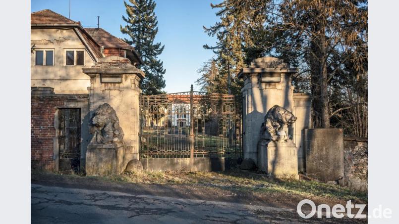 In dem privaten Schlossgut in Panenské-Břežany (Jungfernbreschan) wohnte von 1942 an Reinhard Heydrich mit Familie. Nach dem tödlichen Attentat auf Heydrich nutzte seine Frau das Gut weiter und erhielt 30 jüdische Zwangsarbeiter aus dem Ghetto Theresienstadt. Bild: Viertlböck, Rainer