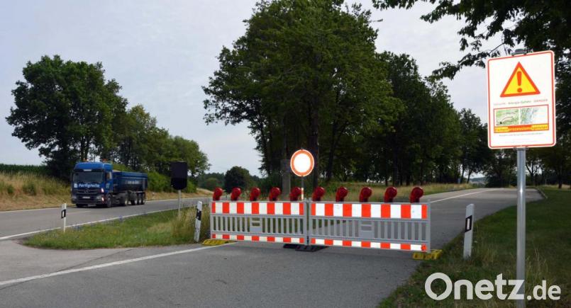 Wegen Gespinstnestern des Eichenprozessionsspinners ist der Parkplatz an der B 470 bei Altzirkendorf gesperrt. Bild: ü