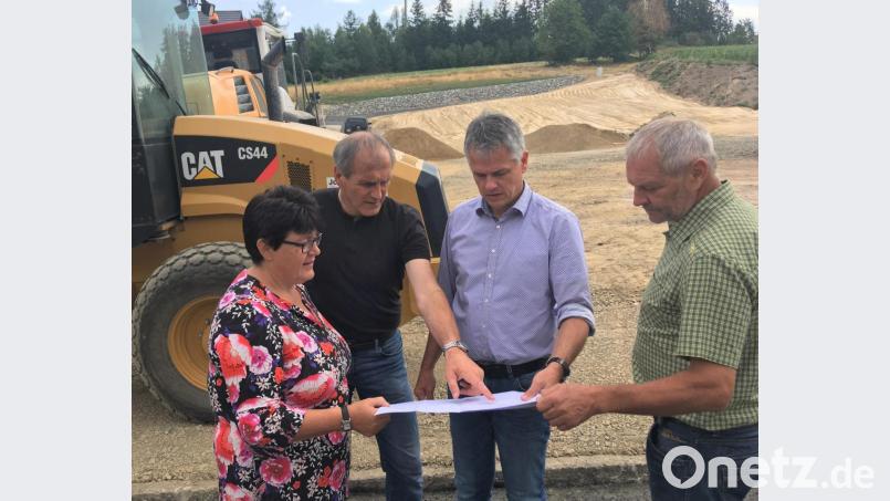 Bürgermeister Thomas Meiler (Dritter von links) sieht sich mit seinen CSU-Kollegen aus der Gemeinderatsfraktion, Christina Rosner, Peter Schmidt, und Rudi Hauke (von links), das neu erschlossene Baugebiet an. Bild: cro