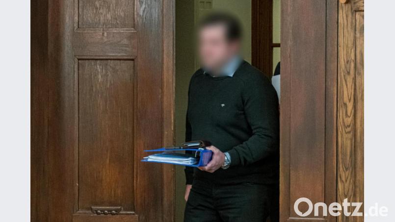 Der Angeklagte geht in den Verhandlungssaal des Landgerichts. Bild: Armin Weigel/dpa