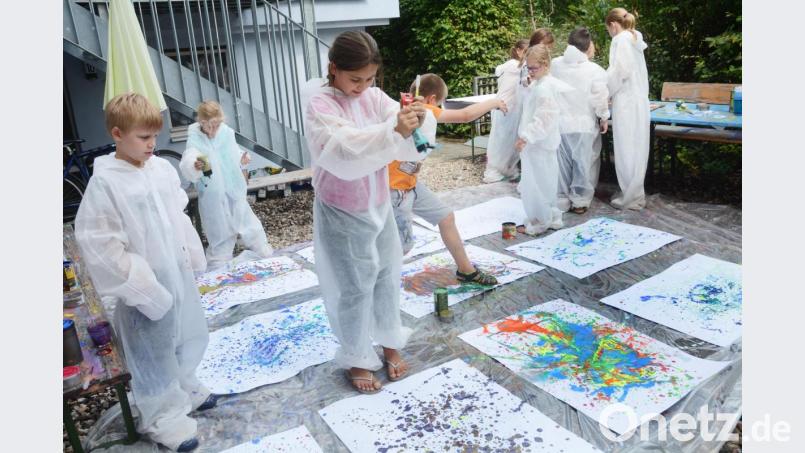 Beim &quot;Action Painting&quot; genießen die Kinder künstlerische Freiheit. Aber Vorsicht: Wenn man alle Farben vermischt, ergibt das am Ende braun. Bild: Gabi Schönberger