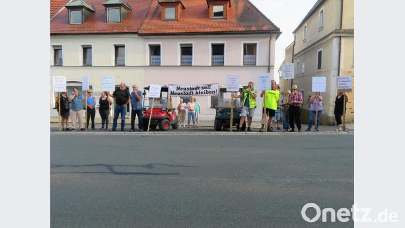 Zur jüngsten Stadtratssitzung hat die Interessengemeinschaft für den Erhalt des Marktplatzes der Ackerbürgerstadt Neustadt am Kulm ihre Anhänger aufgerufen, für ihre Forderungen zu demonstrieren. Knapp 20 Bürger folgen diesem Aufruf und zeigen mit Transparenten und einem Pfeifkonzert ihren Unwillen über die Absichten des Stadtparlaments, das Stadtzentrum neu zu gestalten. Bild: ow