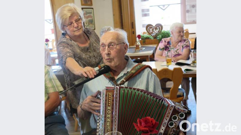 Der 92-jährige „Alis“ (Alois Lippert) gibt einige seiner Lieblingsstücke zum Besten. Bild: jzk
