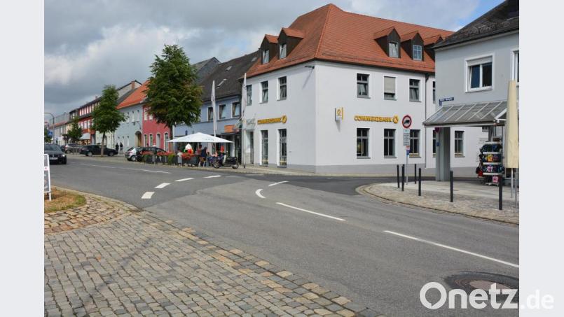 Mehrere Möglichkeiten gibt es für die Umgestaltung des Kreuzungsbereiches Oberer Marktplatz/Bachstraße. So könnte eine Vorfahrtsstraße über den Markt führen, mit der Bachstraße als nachrangiger Straße oder als Einbahnstraße. Auch ein &quot;Mini-Kreisverkehr&quot; wurde ins Gespräch gebracht. Bild: jr