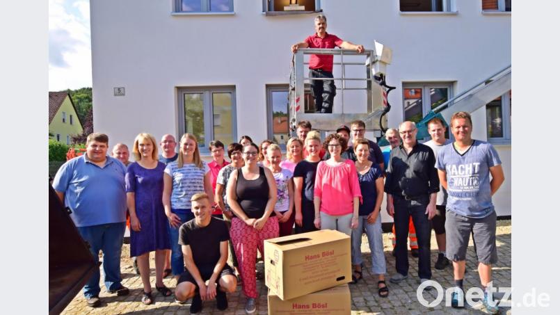 Die Bediensteten der Verwaltungsgemeinschaft sowie die Bauhofmitarbeiter der Gemeinden Illschwang und Birgland packen beim Umzug ins neue Rathaus kräftig mit an. Links der Illschwanger Bürgermeister Dieter Dehling, Dritte von links die Bürgermeisterin der Gemeinde Birgland, Brigitte Bachmann, und Dritter von rechts der Leiter der Verwaltungsgemeinschaft, Siegfried Holler. Bild: no