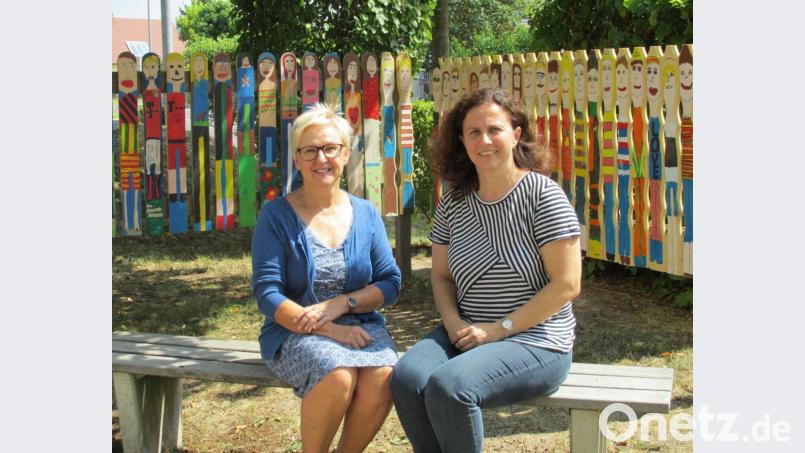 Sie ziehen zusammen an einem Strang zum Wohle aller Kinder - die beiden Rektorinnen Gudrun Lehner von der Grundschule und Franziska Schubert (von links) vom Sonderpädagogischen Förderzentrum. Bild: mez