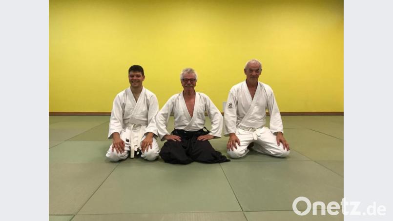 Bei den Aikidokas des ATSV bewältigen Simon Mauerer und Albert Schmid die Prüfung zum Braungurt. Dojo-Leiter Ferdinand Schraml (Mitte) gratuliert. Bild: exb