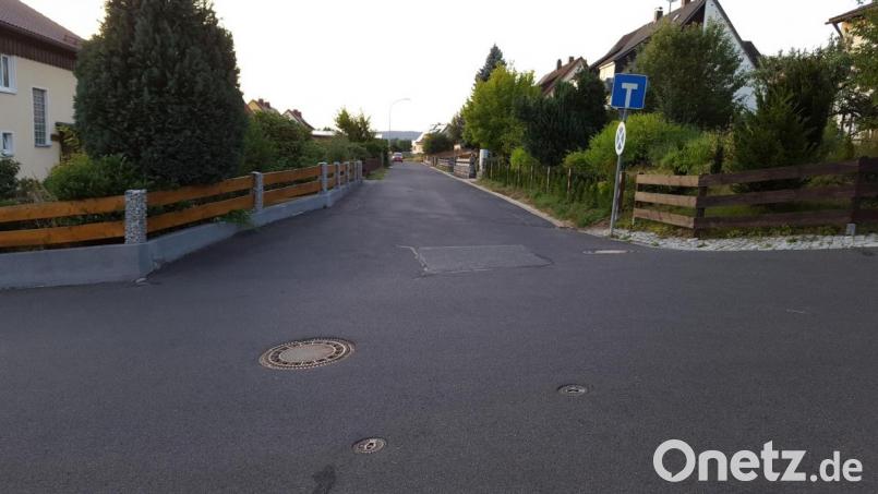 Im Einmündungsbereich der Gartenstraße (Bildmitte) in den Kalvarienbergweg wird die bestehende Vorfahrtsregelung auf mehrheitlichen Beschluss des Gemeinderates nicht geändert. Bild: br
