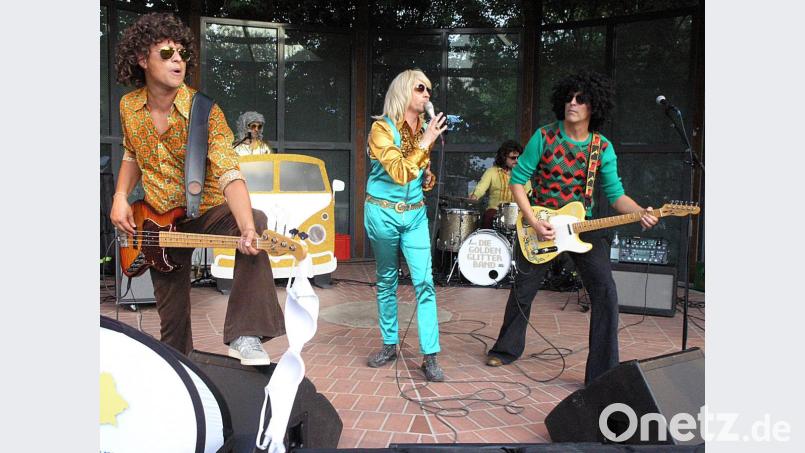 Sogar Büstenhalter fliegen der "Golden Glitter Band" um die Ohren. Bild: R. Kreuzer