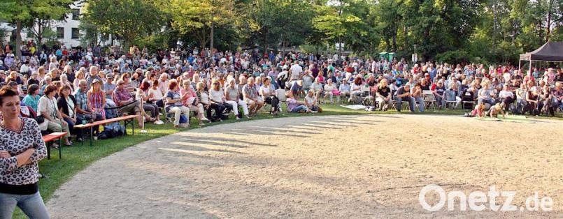 Warten auf die große Schlager-Sause mit der "Golden Glitter Band". Bild: R. Kreuzer