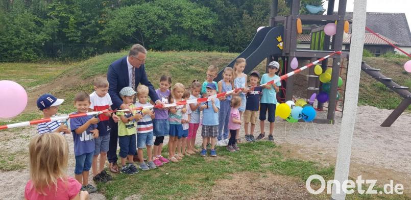 Zur Eröffnung des Spielplatzes am Büttellochweg waren neben den Mitarbeitern des Bauhofs und Bürgermeister Franz Stahl auch Anwohner mit ihren Kindern gekommen. Bild: jss