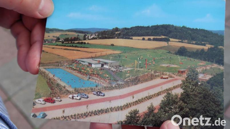 Stolz zeigt Bürgermeister Gottfried Härtl eine von Bernhard Kellner zur Verfügung gestellte Postkarte. Sie zeigt das Freibad 1970, ein Jahr nach der Fertigstellung. Auffallend die große Liegewiese ohne ihren heutigen umfangreichen Baumbestand. Bild: bsc