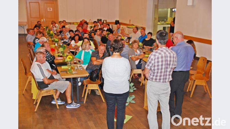 Im Tillensaal fand ein gemeinsames Abendessen und die Begrüßung durch Bürgermeister Klaus Meyer statt Bild: enz