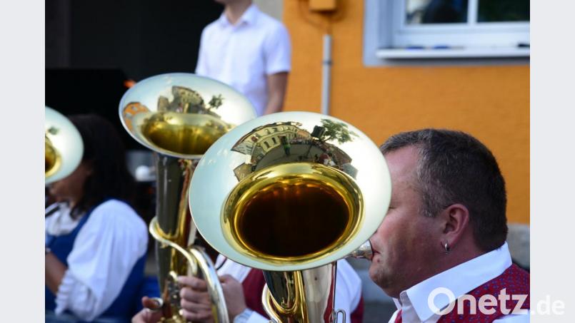 Beim Spiegelbild auf der Tuba wirkt die Kreuzbergapotheke am Marktplatz nicht mehr so standsicher. Bild: bey