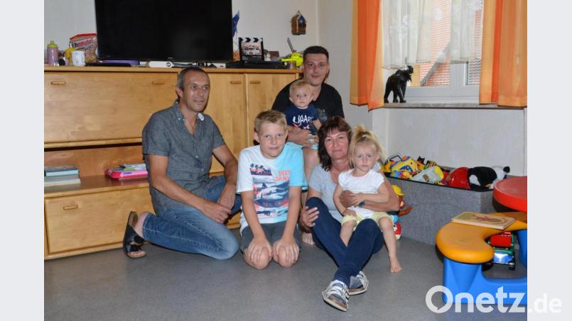 Steve Bauer (hinten) mit seinen drei Kindern Lukas, Lias und Lina (von links) kann sich auf seine Schwiegereltern Anita und Klaus Bauer verlassen. Gemeinsam will die Familie die Zukunft meistern. Bild: as