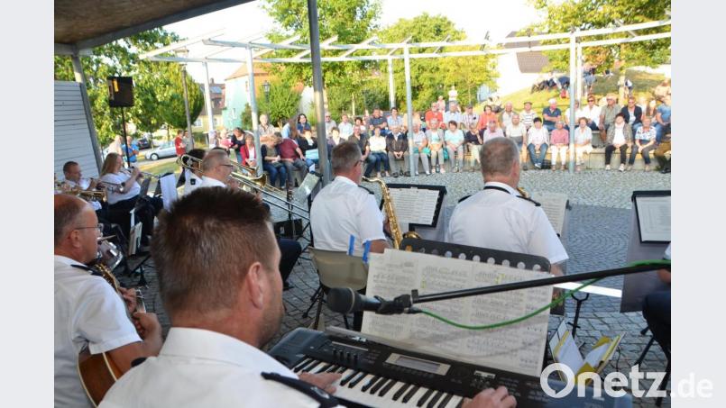Die Musikerinnen und Musiker der Zollkapelle Nürnberg hinterließen eine wunderbar musikalische Visitenkarte, die bei den Zuhörern Beifallsstürme auslöste. Bild: dob