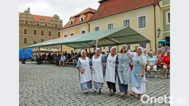 Die Nabburger Waschweiber traten auf dem Schlossplatz auf. Bild: exb