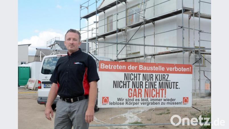 Mit schwarzem, englischem Humor versucht Klaus Gregor ungebeten Besucher von Baustellen seines Weidener Unternehmens fern zu halten. Bild: Gabi Schönberger