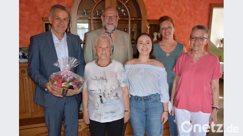 Viele Glückwünsche gab es für Ingeborg Domke (vorne links) zum 85. Geburtstag. Es gratulierten (von rechts) Tochter Elke und die Enkelinnen Anja und Celina sowie (von links) Bürgermeister Roland Grillmeier und Pfarrer Martin Schlenk. Bild: jr