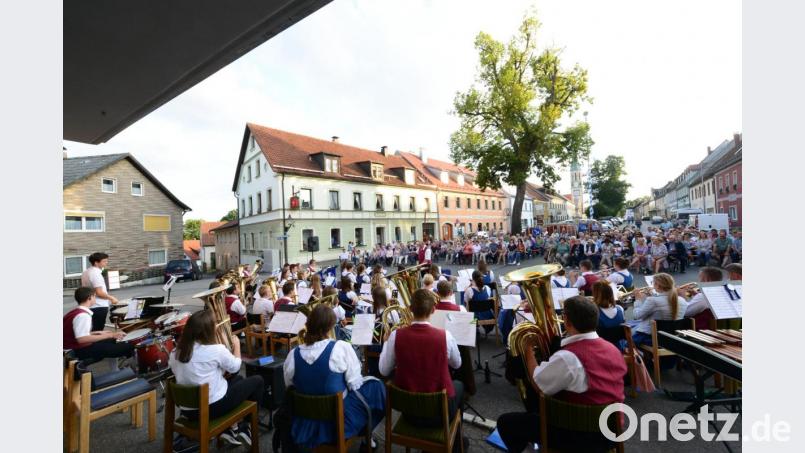 Die Serenade mit dem Vereinsorchester des Musikvereins Waidhaus unter Leitung von Hermann Mack am Pleysteiner Marktplatz begeisterte wieder einige Hundert Zuhörer. Bild: bey