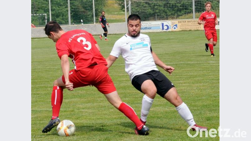 Der TSV Waldershof (rechts Christian Heinrich) hatte zuletzt beim FC Lorenzreuth (links Nikolai Nothhaft) mit 1:4 das Nachsehen. Am Sonntag empfängt der TSV den FC Schwarzenbach, der FCL gastiert in Erkersreuth. Bild: hho