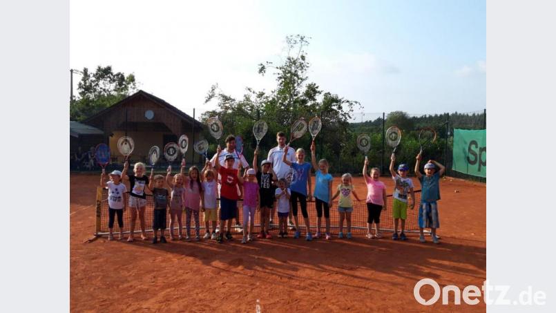 Super Stimmung trotz Hitze herrscht beim Tenniscamp der Tennisfreunde Oberbibrach. Zusammen mit Martin Schmid, David Busch und Johannes Ruder feilen 19 Kinder je nach Können an ihrer Spieltechnik. Bild: edo