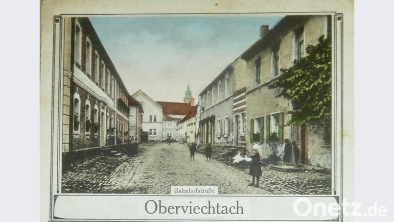 Diese Ansichtskarte mit Blick in die Bahnhofstraße wurde nach einem Bild des Oberviechtacher Malers Lorenz Lehner gedruckt. Bild: Portner