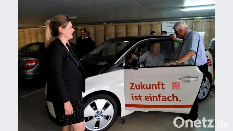 Rupert Troppmann und Heribert Schubert am neuen E-Auto. Bild: arw