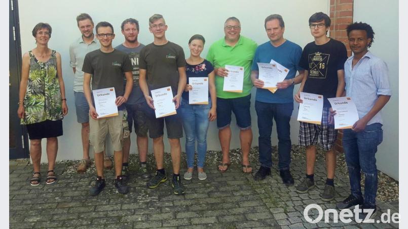 Das sind die Preisträger des Wettbewerbs des Schreinerhandwerks 2019 &quot;Die gute Form&quot; zusammen mit
Vertretern ihrer Ausbildungsbetriebe. Bild: Bühner