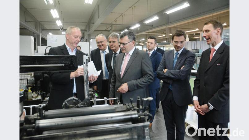 Beeindruckt von der hochmodernen Digitaldrucktechnik zeigten sich nicht nur die Gäste aus der Politik beim Rundgang. Bild: Gabi Schönberger