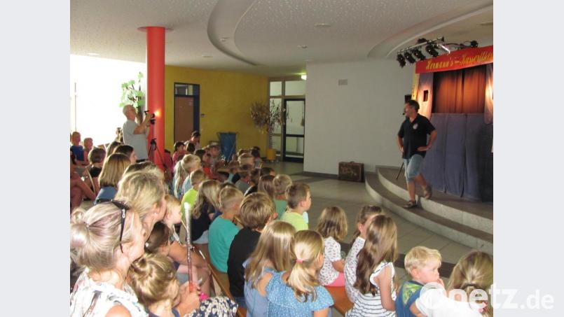 Hermann Papacek (vorne, rechts) erklärt den Kindern, dass der Vorhang fünfmal auf und zu geht und sie dann immer klatschen dürfen. Außerdem will er heuer die 50000-Euro-Spendenmarke für die Aktion &quot;Lichtblicke&quot; knacken. Bild: sei