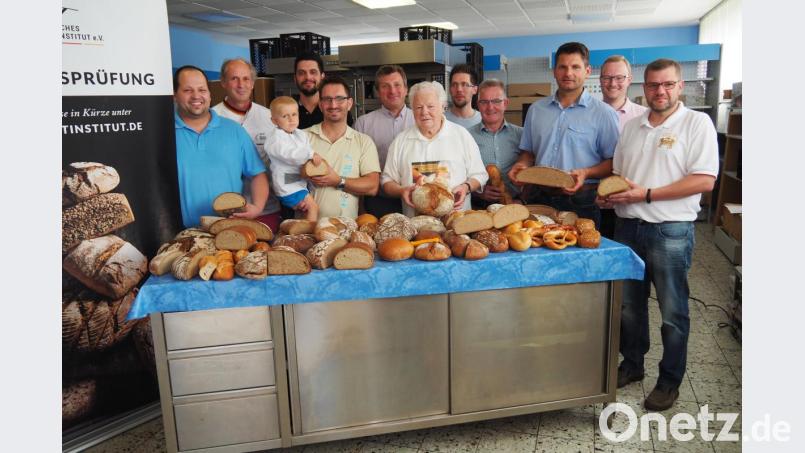 Teilnehmer der Brot- und Brötchenprüfung des Jahres 2019: Innungsobermeister Wolfgang Schmid freut sich über gute und sehr gute Ergebnisse. Bild: Bühner