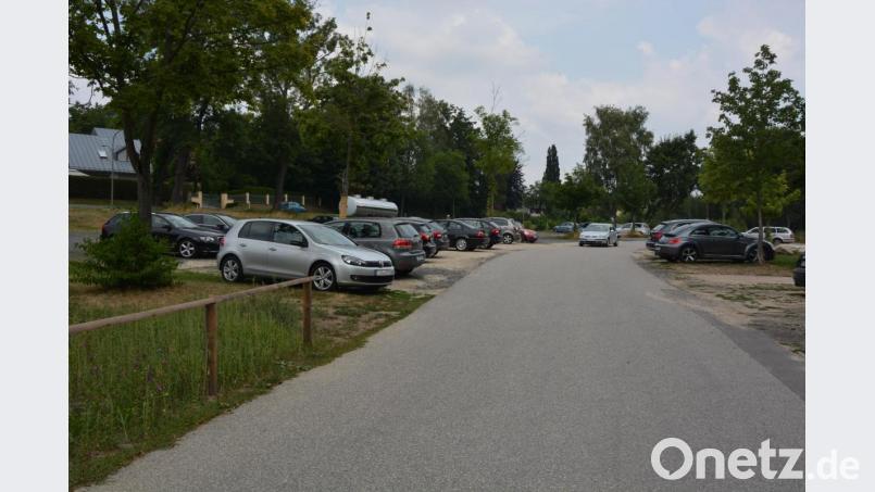 Soll noch heuer asphaltiert werden, der Parkplatz beim Landratsamt Tirschenreuth. Der Landkreis hat dazu eine halbe Million Euro im Haushalt mit eingeplant. Bild: jr