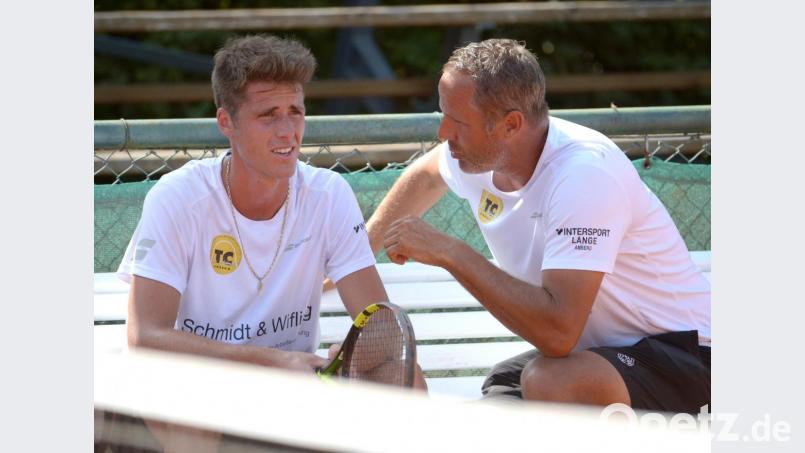 Im Einzel will es in dieser Saison einfach nicht klappen: Albert Wagner (links, im Gespräch mit Trainer Gerhard Fahlke) vom TC Amberg am Schanzl wartet noch auf den ersten Sieg. Deutlich besser ist die Bilanz im Doppel: vier Siege, eine Niederlage. Bild: ref