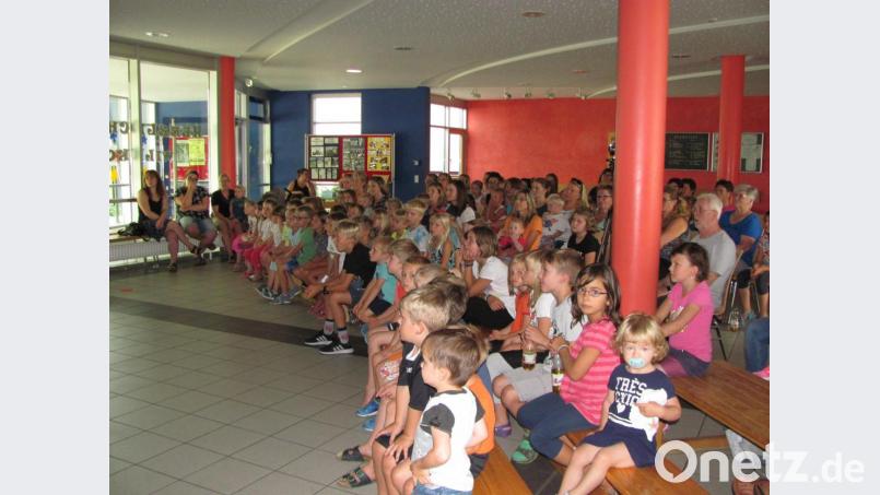 Gut 120 Zuschauer, Kinder mit Eltern oder Großeltern verfolgten am Dienstag in der Schulaula Kasperls Abenteuer mit dem Flaschengeist. Bild: sei