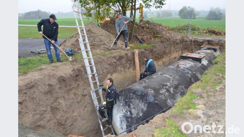 Der Einbau des 50 000-Liter-Tanks erforderte etliche Arbeitsstunden. Für seine Bemühungen, Trinkwasser zu sparen, erhält der SV Waldau von der Stadt Vohenstrauß den Umweltpreis. Die 500 Euro sind jedoch zweckgebunden und müssen in den Unterhalt der Bewässerungsanlage fließen. Bild: dob