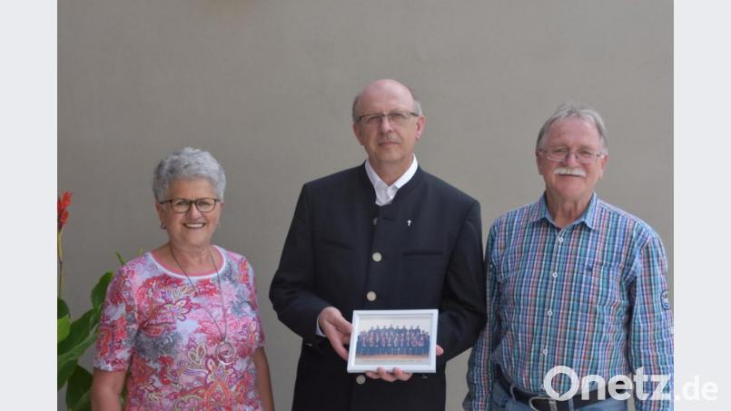 Überreichung des Erinnerungsfotos (V.l.: Rosi Koch, Pfarrer Herbert Rösl, Chorleiter Andreas Hubmann Bild: Andreas Hubmann
