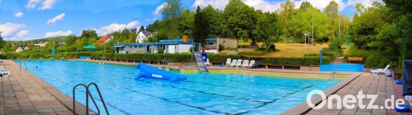 Idyllisch gelegen, ist das Schwimmbad am Ortsrand von Friedenfels bei Jung und Alt beliebt und bietet unbeschwerten Badespaß. Bild: bsc