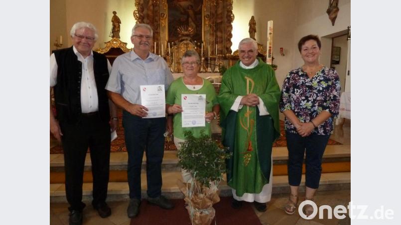 Kirchenpfleger Alois Baumer (links), Pfarrgemeinderatssprecherin Christa Dietl (rechts) und Pfarrer Eugen Wismeth zeichneten Josef Drexler und Brigitte Götz für vielfältige und langjährige Verdienste um die Expositur aus. Bild: bej