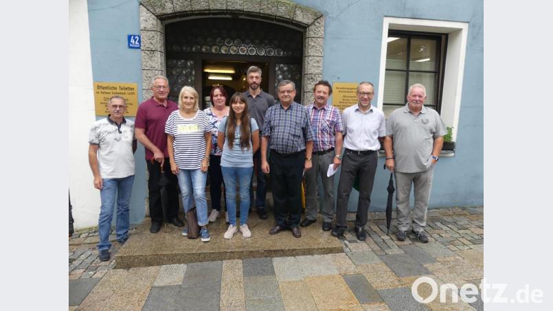Für den Blumenschmuckwettbewerb unterwegs: Beim Rathaus beginnt die Besichtigungstour der beiden Gruppen durch Altstadt und Gartenanlagen. Bild: rn