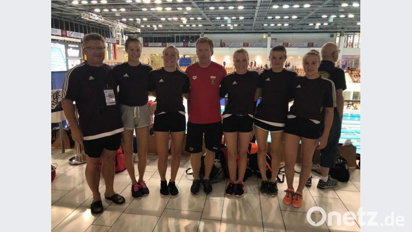 Der neue Bundestrainer Bernd Berkhahn (Magdeburg - Mitte) erwies dem TSC-Team mit (von links) German Helgert, Carina Bönisch, Viktoria Bogner, Lena Rath, Kathrin Bachmeier und Daria Codlva bei der deutschen Meisterschaften die Ehre. Bild: rbg
