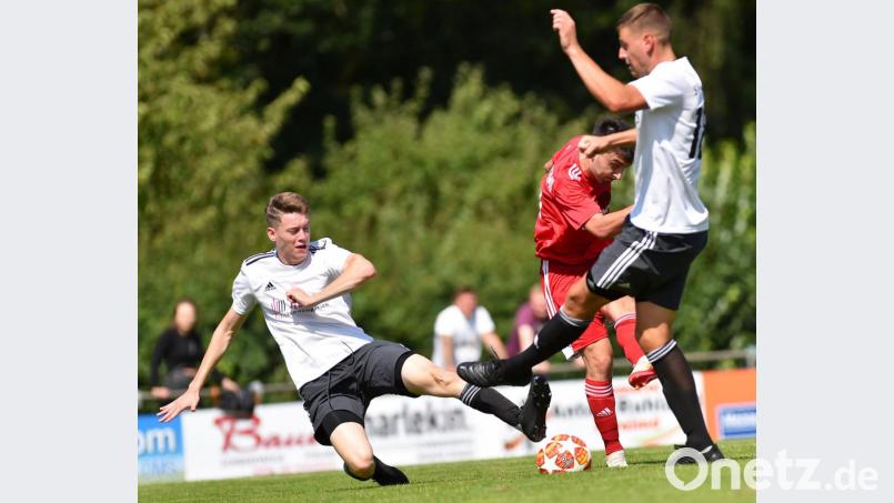 Gemeinsames Verteidigen, wie in dieser Szene von Lukas Wiesnet (links, in der Partie gegen die SpVgg Pfreimd) und Dominik Sandner (rechts) demonstriert, fordert Grafenwöhrs Trainer Roland Lang auch im Heimspiel gegen den TSV Bogen. Bild: A. Schwarzmeier