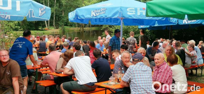 Das dritte Fischerfest um den idyllischen Haferdeckweiher lockte viele Besucher an. Die Mitglieder des Friedenfelser Angelvereins boten den Gästen allerlei Fischspezialitäten und freuten sich über die große Resonanz. Bild: bsc