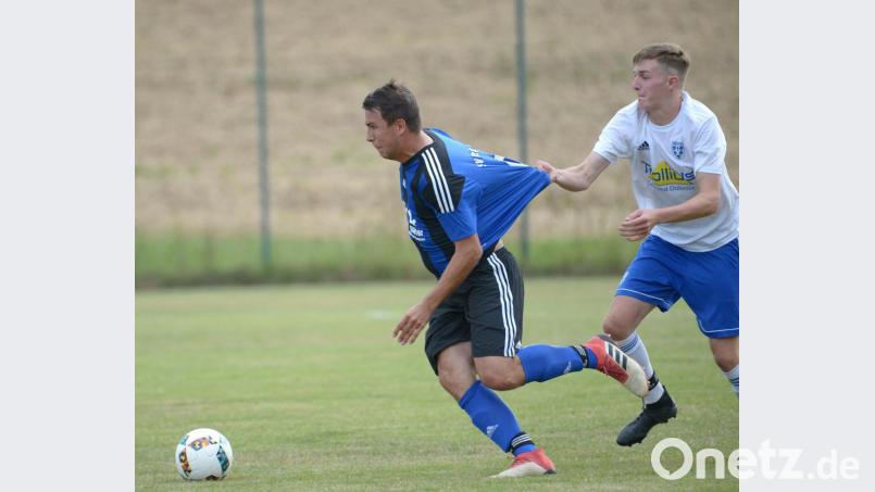 Da half alles Ziehen am Trikot nichts: Nikolai Seidel (links) und der SV Raigering zogen ab. Johannes Bleisteiner (rechts) vom TuS Kastl sah für diese Aktion die gelbe Karte. Bild: ref