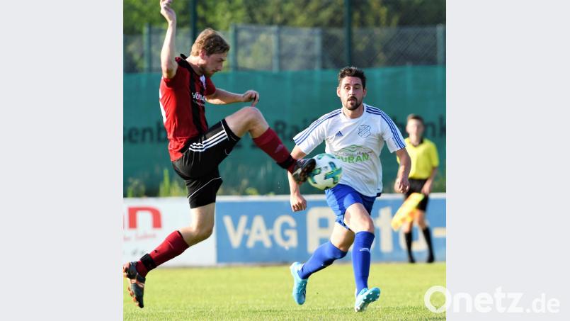 Dominik Bredow (rechts, Szene aus der Partie gegen Luhe-Wildenau) und die SpVgg Schirmitz stehen beim FC Amberg vor einer schweren Auswärtsprüfung. Bild: btg