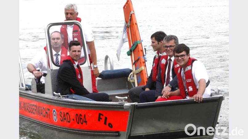 Das Nabburger Rettungsboot &quot;Flo&quot; drehte eine Runde auf dem Eixendorfer See. Am Steuer saß Bayerns Wirtschaftsminister Hubert Aiwanger. Mit im Boot saßen Bürgermeister Martin Birner und Vertreter der Wasserwacht. Bild: Hirsch
