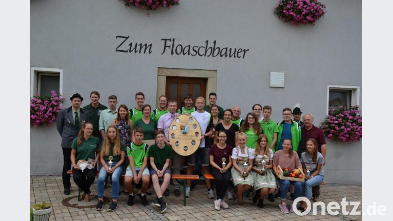 Bürgermeister Hermann Ach überreicht dem neuen Marktmeister Fabian Putzer (Mitte) vom Schützenverein „In Treue fest“ Gebhardsreuth-Grub-Isgier die Marktmeisterscheibe. Auch die Gewinner der Pokale, des Damenwettbewerbs, des Luftpistolenwettbewerbs, der Alters- und Seniorenklassen, der Jugend und Schüler sowie der Brotzeitscheibe freuten sich riesig. Weiter gratulierten Schützenmeister Jonas Weiß und Sportleiter Christoph Weiß (von links) sowie zweiter Bürgermeister Fritz Steinhilber (rechts). Bild: gi