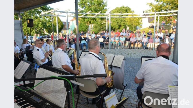 Die Musikerinnen und Musiker der Zollkapelle Nürnberg hinterließen eine wunderbar musikalische Visitenkarte, die bei den Zuhörern Beifallsstürme auslöste. Bild: dob