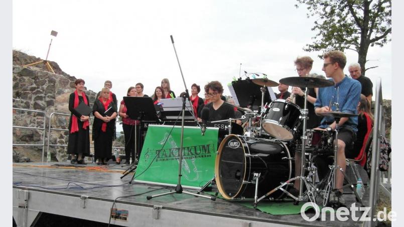 Der Heimat- und Kulturverein hat den gemischten Chor „Music &amp; More“ (links) sowie die Jazzcombo „Taktikum“ (rechts) für das erste Konzert vor den historischen Mauern der Burgruine verpflichtet. Bild: hl